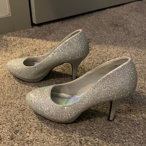 BEAUTIFUL SILVER SPARKLE PUMPS SIZE 8. Tad wear on toe area on right shoe only